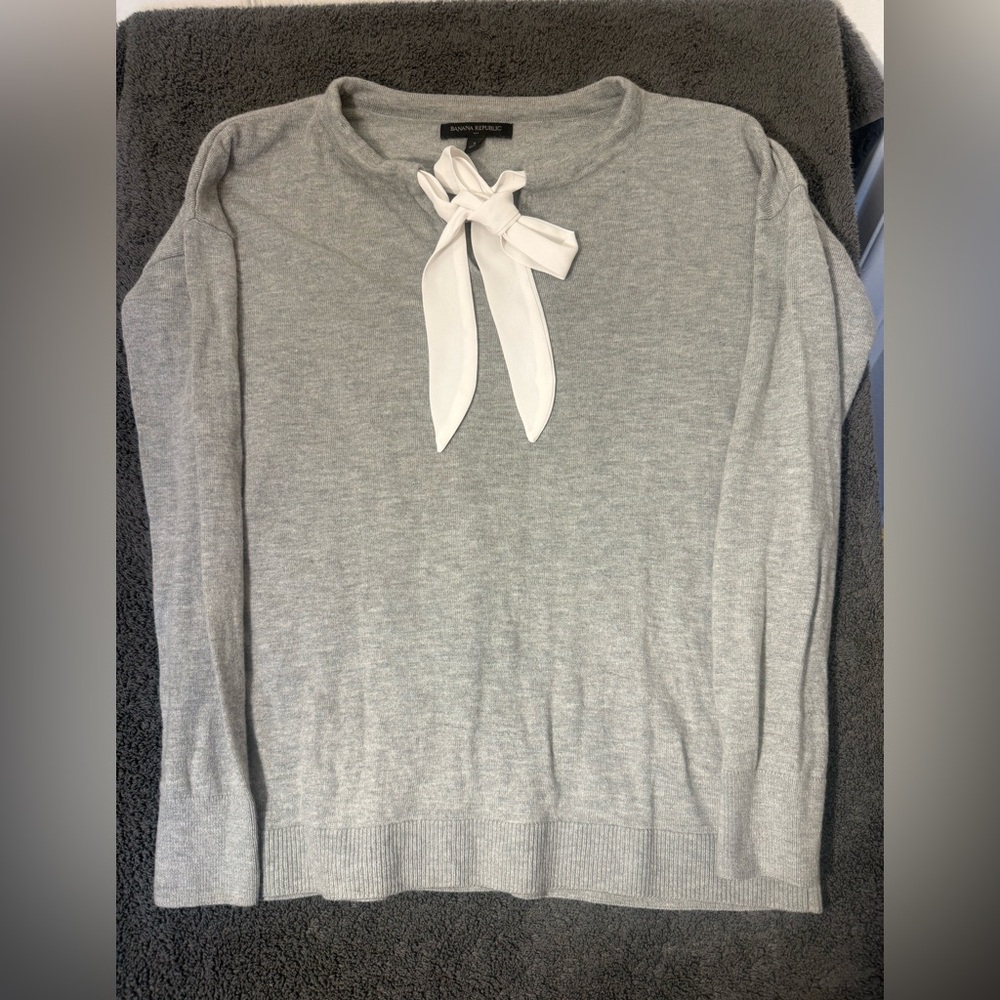 Banana‎ Republic Gray Sweater with White Bow Accent- Size S